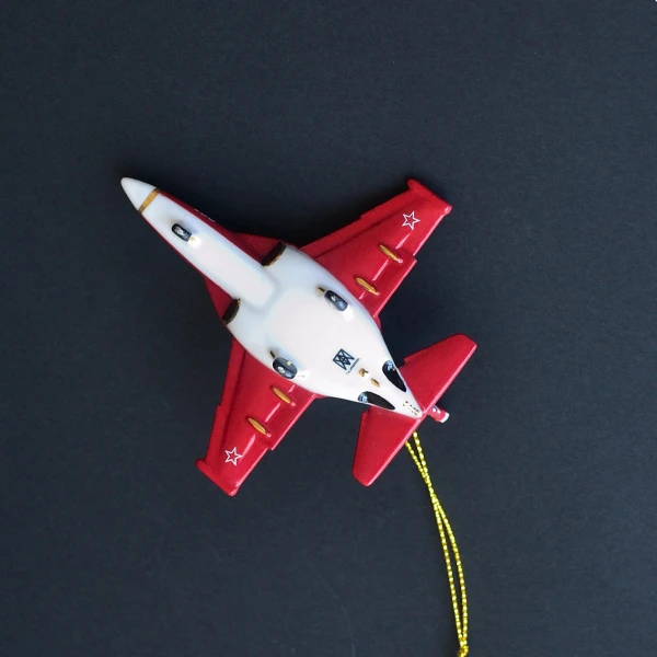 Ёлочная игрушка из фарфора самолет Учебный №130 красный серии Самолеты России Ёлочная игрушка из фарфора самолет Учебный №130 красный серии Самолеты России