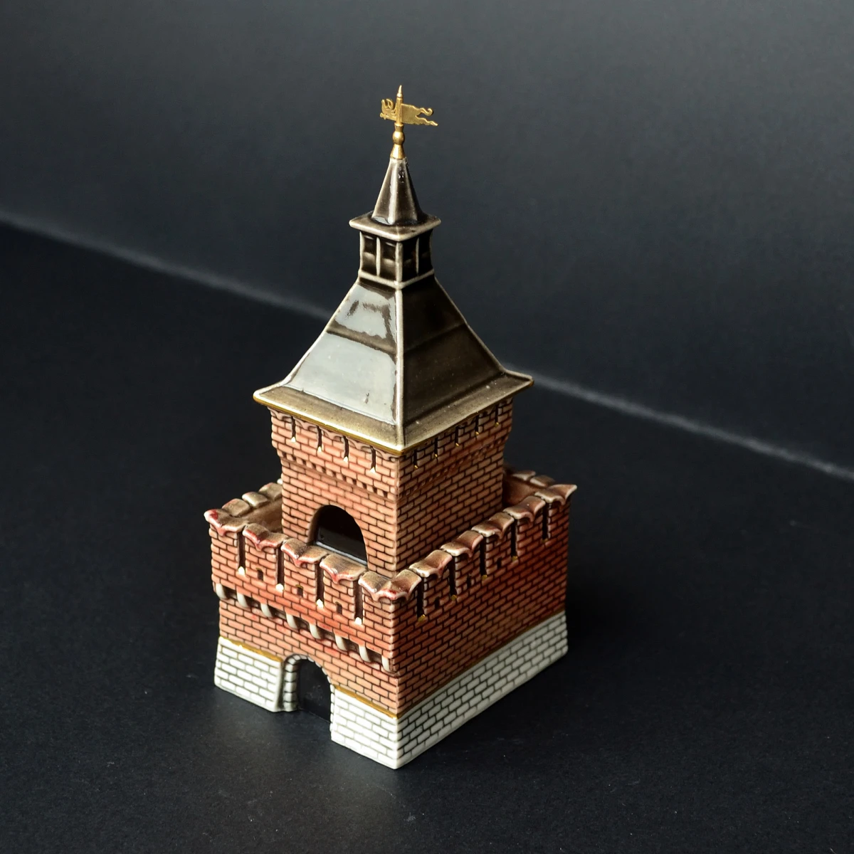 Сувенир Пятницкая башня (фарфор)