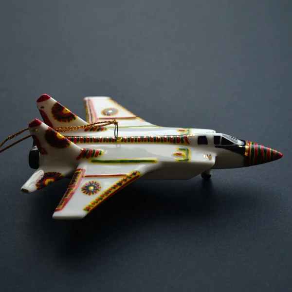 Ёлочная игрушка Самолет-истребитель № 31 с росписью в народном стиле, фарфор, подарочная упаковка