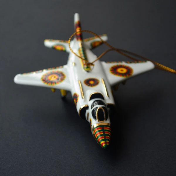 Ёлочная игрушка Самолет-штурмовик №38 белый с росписью в народном стиле, фарфор, подарочная упаковка