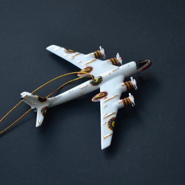 Ёлочная игрушка Самолет - бомбардировщик № 95 с росписью в народном стиле, фарфор, подарочная упаковка