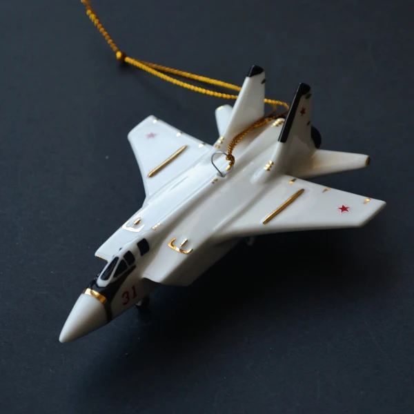Ёлочная игрушка Самолет-истребитель № 31 с ракетой Кинжал белый, фарфор, подарочная упаковка
