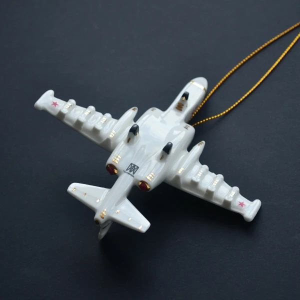 Ёлочная игрушка Самолет-штурмовик №25 белый, фарфор, подарочная упаковка